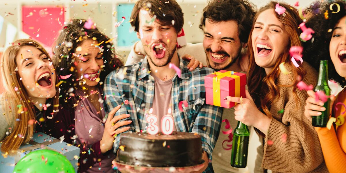 Prezent na 30 urodziny dla brata – 10 rzeczy, które go zaskoczą