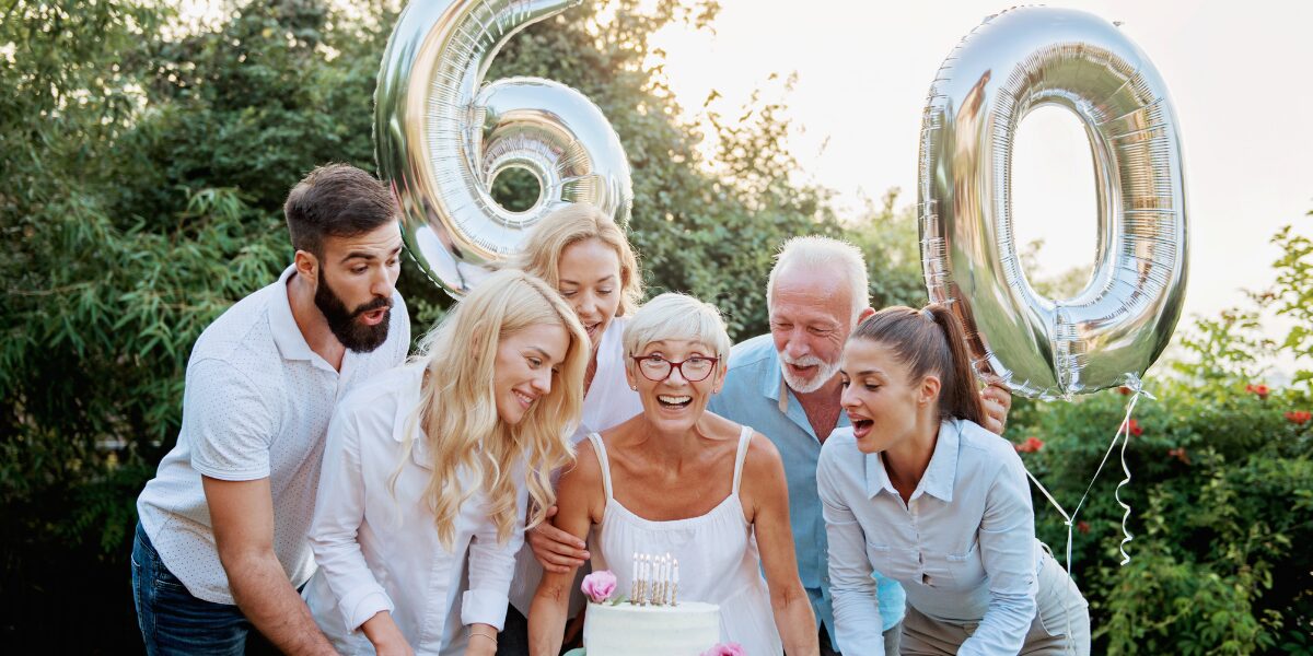 Prezent na 60 urodziny dla kobiety – 10 eleganckich i sentymentalnych inspiracji