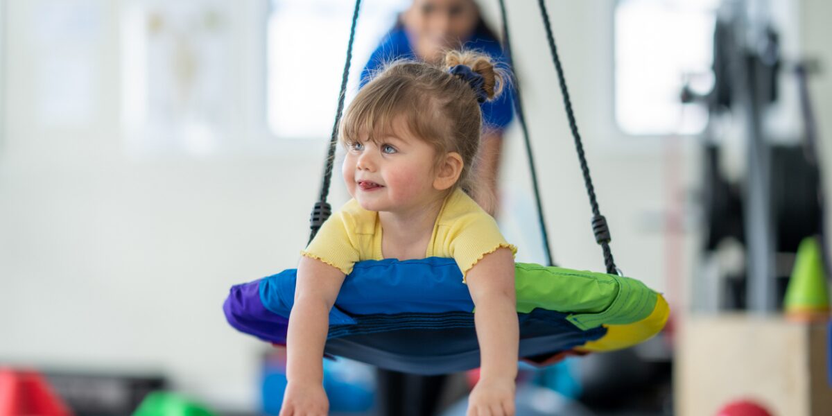 Huśtawka do pokoju dziecka – jaką wybrać? TOP 8 modeli