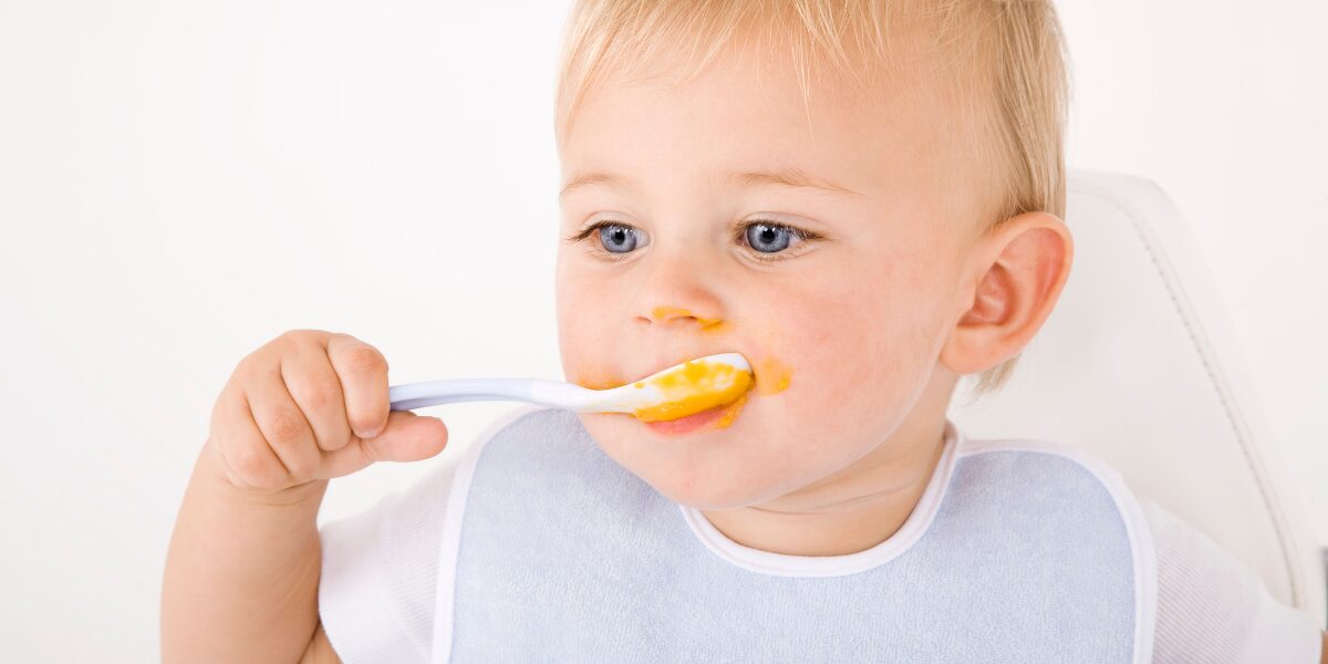 Sztućce dla dziecka – jakie wybrać i kiedy wprowadzać? Poradnik i ranking