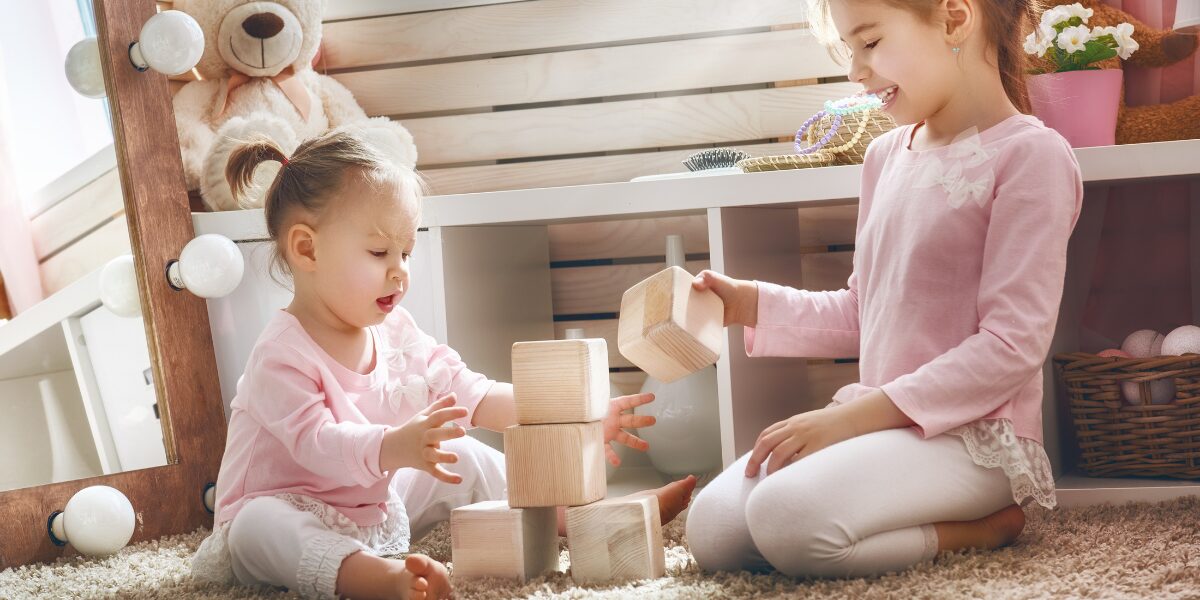 Klocki dla rocznego dziecka – 8 bezpiecznych i rozwijających zestawów