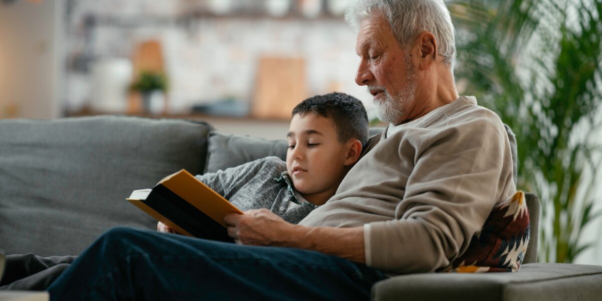 Książki dla dziadka – które kupić? 9 polecanych pozycji