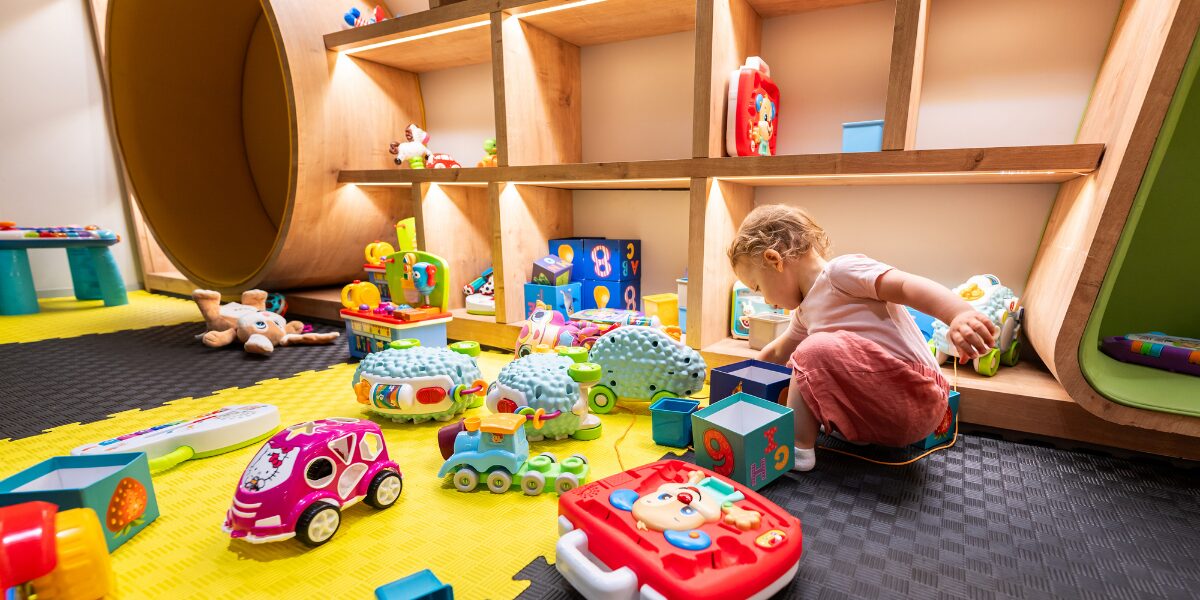 Zabawki interaktywne 6m+ – 10 propozycji dla maluchów