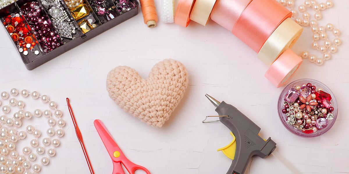 Zestaw kreatywny dla dziewczynki – 8 pomysłowych propozycji